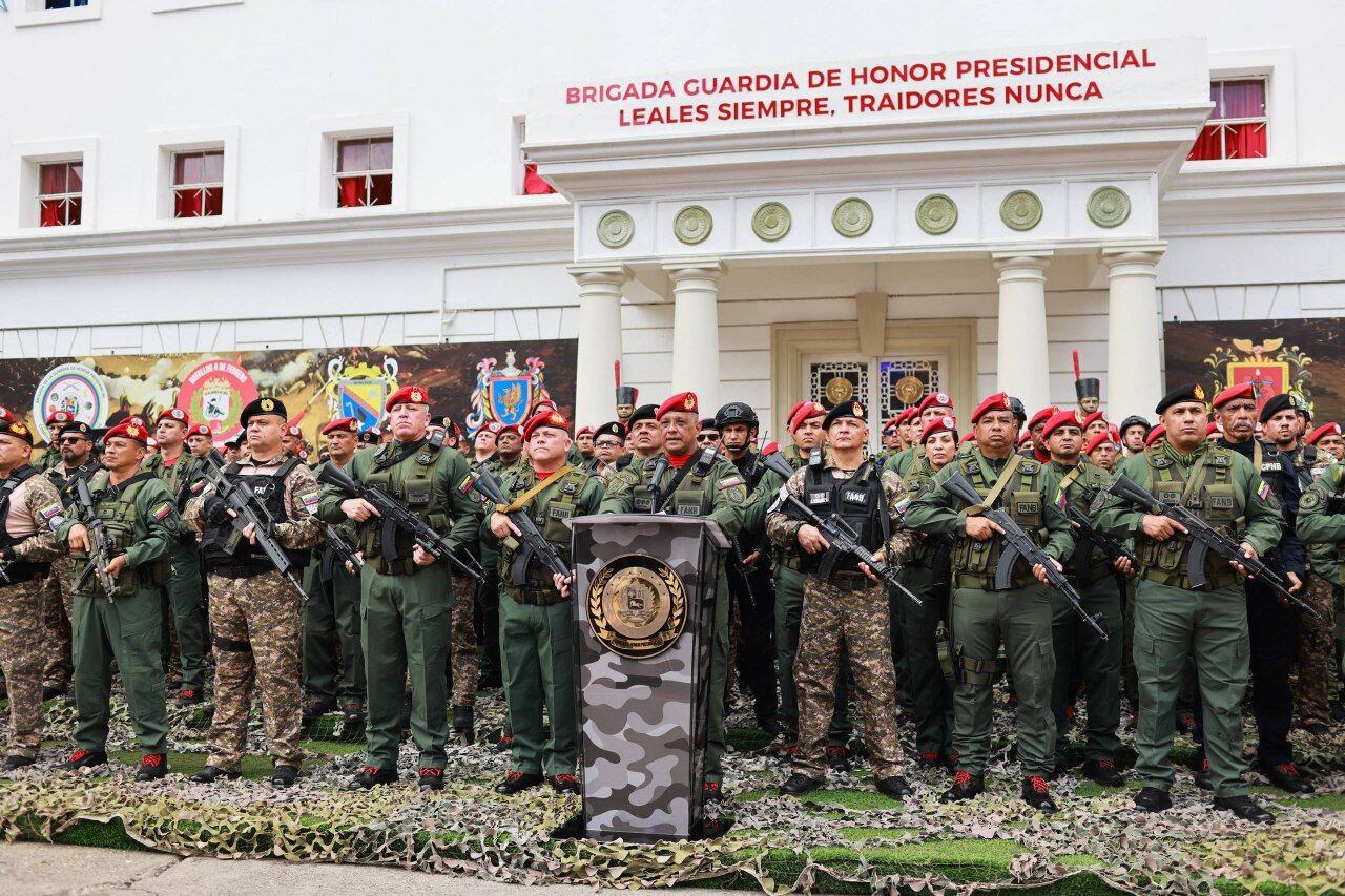 Mayor General Javier José Marcano Tabata, Comandante de la Guardia de Honor Presidencial y Director General de Contrainteligencia Militar junto con otros miembros de las fuerzas armadas venezolanas