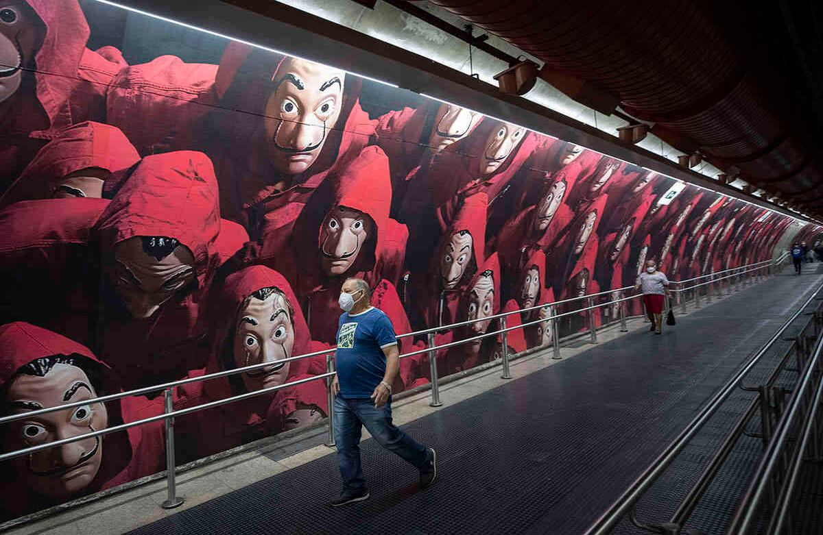Esta foto fue tomada dentro del metro de Sao Paulo, el 4 de mayo. El gobierno del estado ordenó que quienes utilicen el transporte público deben usar máscaras faciales. Foto: Andre Penner/ AP