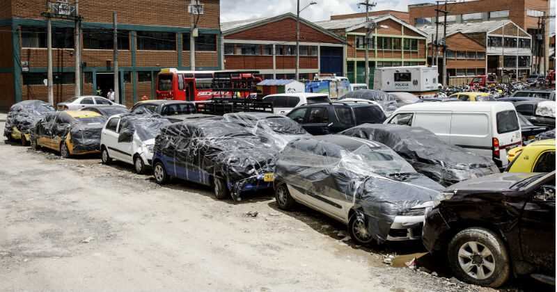 Los propietarios han tenido que cubrir los vehículos para no ser víctimas de robo. Foto: Carlos Julio Martínez / SEMANA.