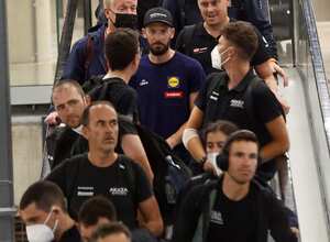 Siete equipo de la Vuelta a España 2023 llegaron trasnochados al hotel.