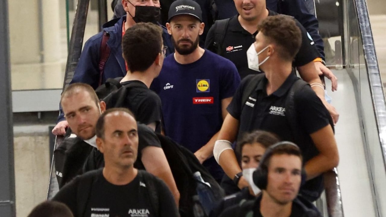 Siete equipo de la Vuelta a España 2023 llegaron trasnochados al hotel.