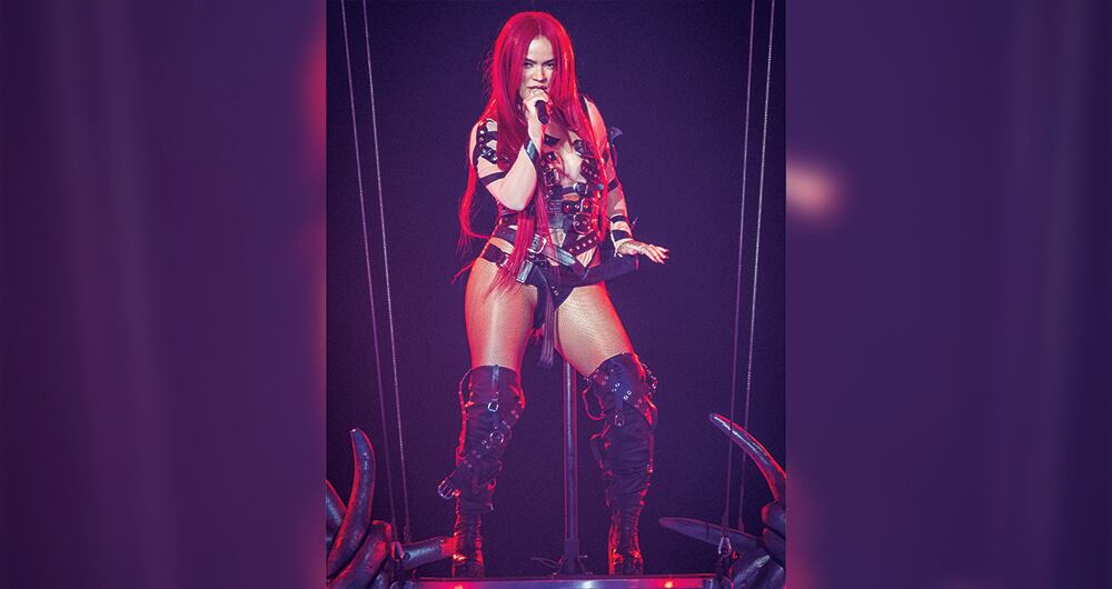 En medio de la gira de Karol G por Estados Unidos, una de sus fanáticas dio a luz en pleno concierto.