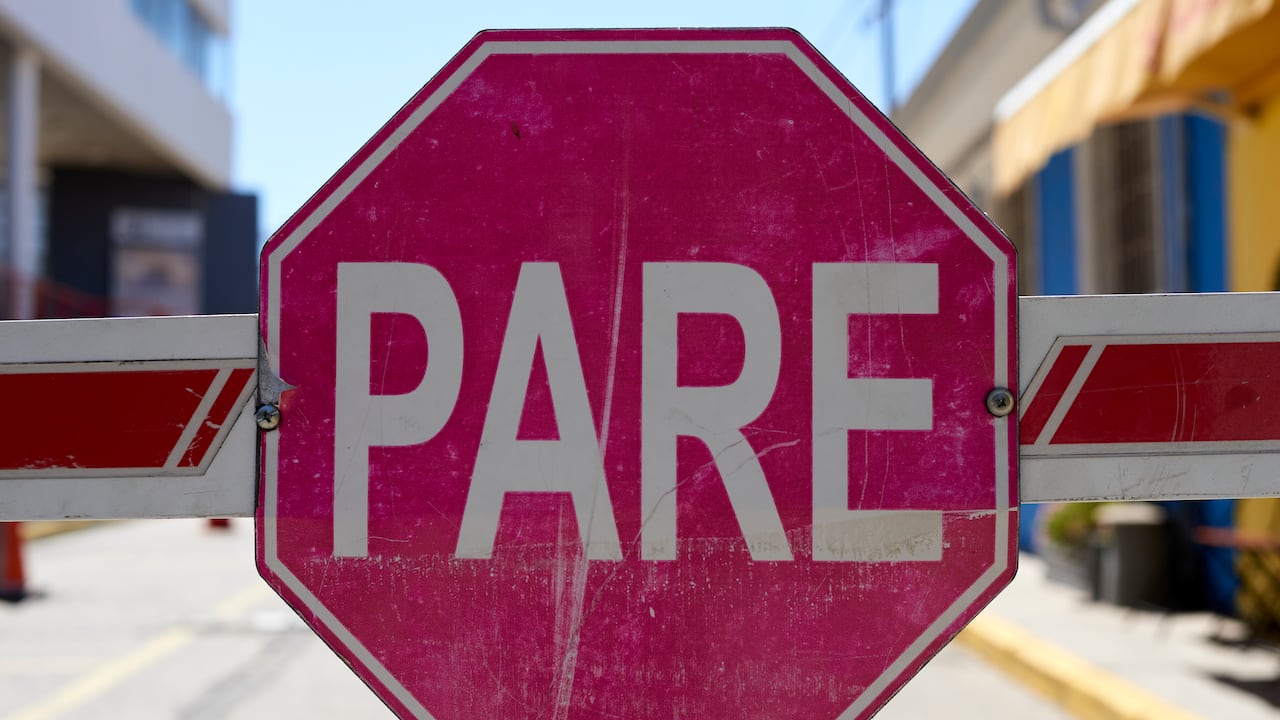 Pasar por alto una señal de PARE, puede ser muy peligroso.