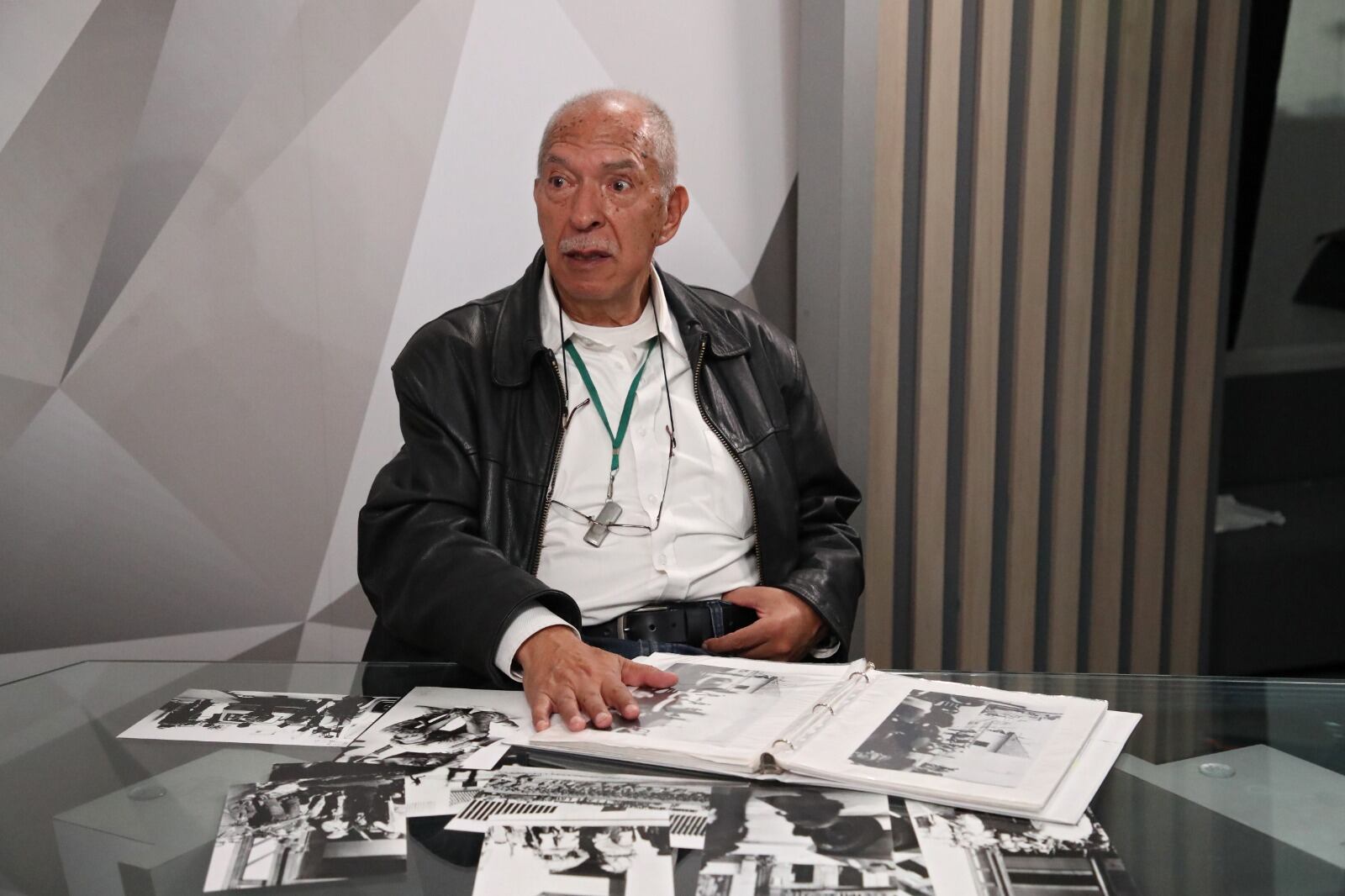 Rafael González reveló en 2025 un centenar de fotos que tomó durante la toma del Palacio de Justicia, el 6 y 7 de noviembre de 1985.