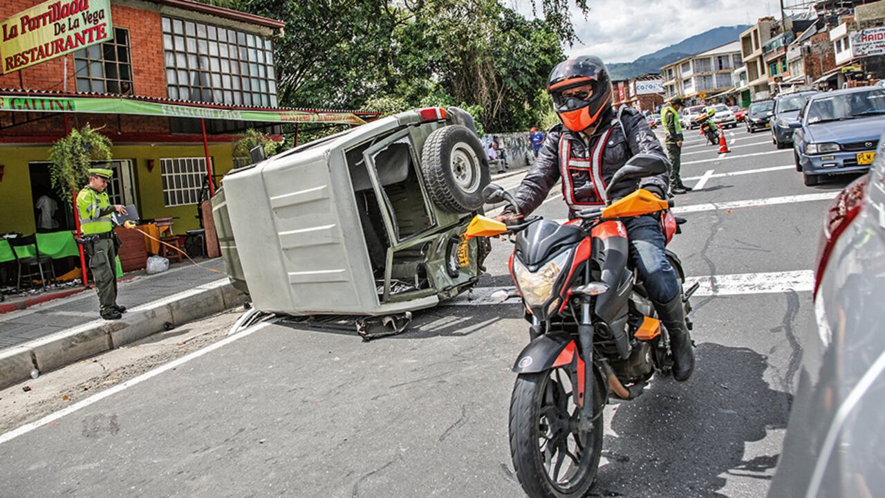 El cambio del parque automotor colombiano, que cada día tiene más motos, ha tenido un impacto en la seguridad vial, pues los accidentes con motos son más frecuentes y severos.