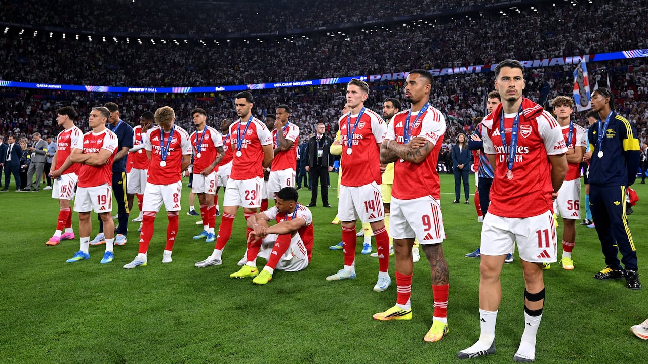 Jugadores del Arsenal viendo la celebración del PSG.
