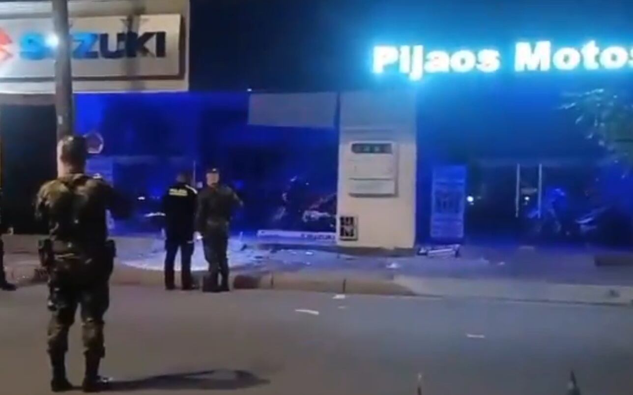 El hecho quedó registrado en las cámaras de seguridad del sector.