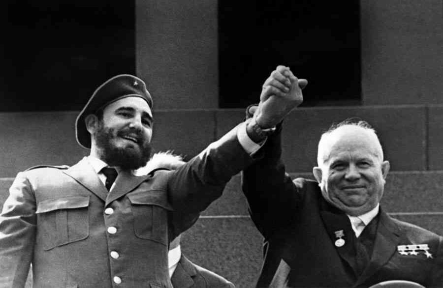Esta fotografía, tomada en mayo de 1963, muestra al Primer Secretario del Partido Comunista Cubano y Presidente del Consejo de Estado Fidel Castro y al líder soviético Nikita Khrushchev durante una visita oficial de cuatro semanas a Moscú. Foto: AFP