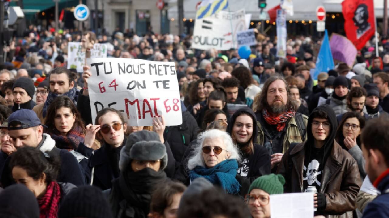 Uno de los puntos controvertidos de la reforma busca retrasar la edad para jubilarse de 62 a 64 años