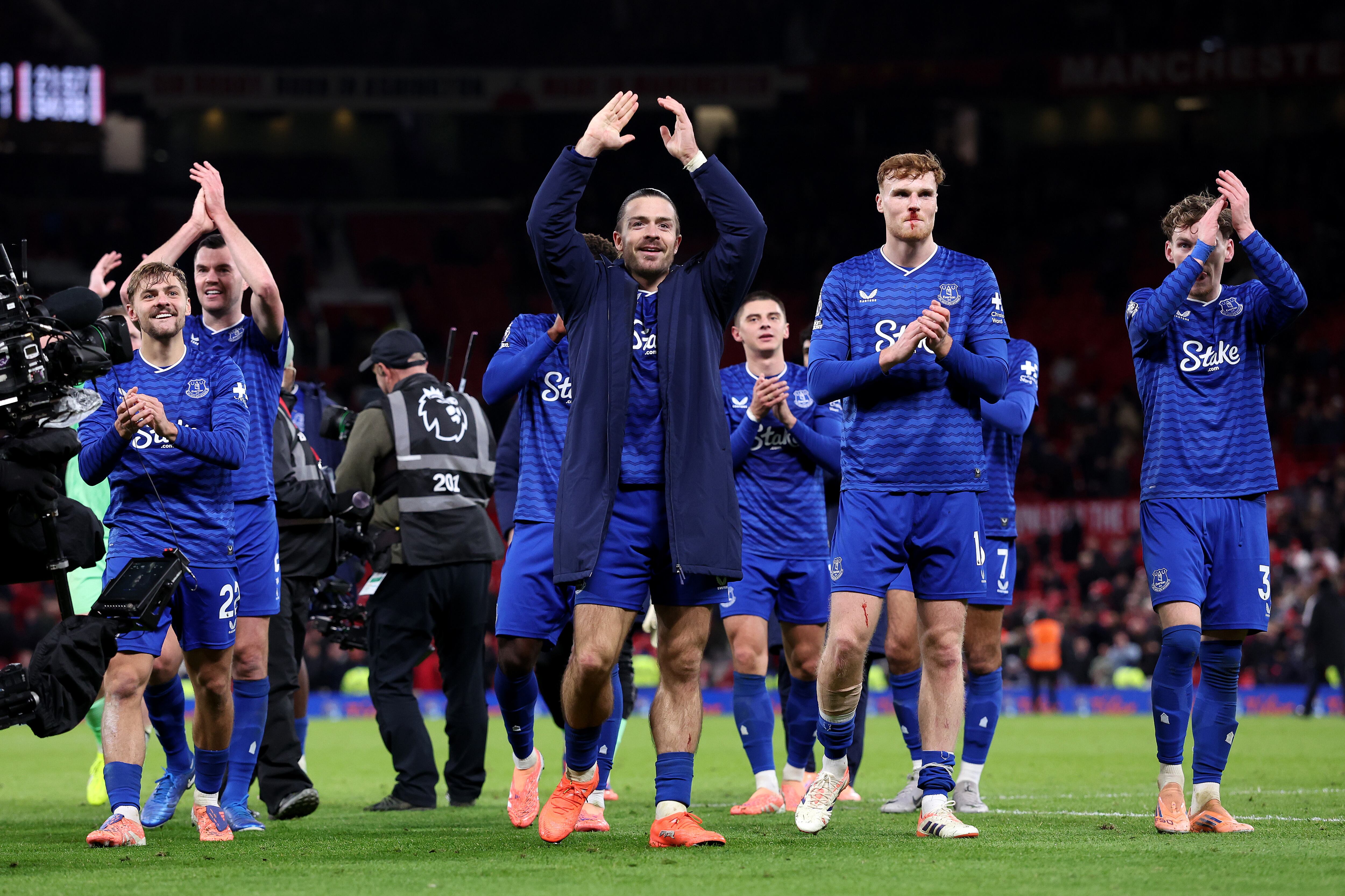 Everton celebra su triunfo crucial sobre Manchester United en Old Trafford.