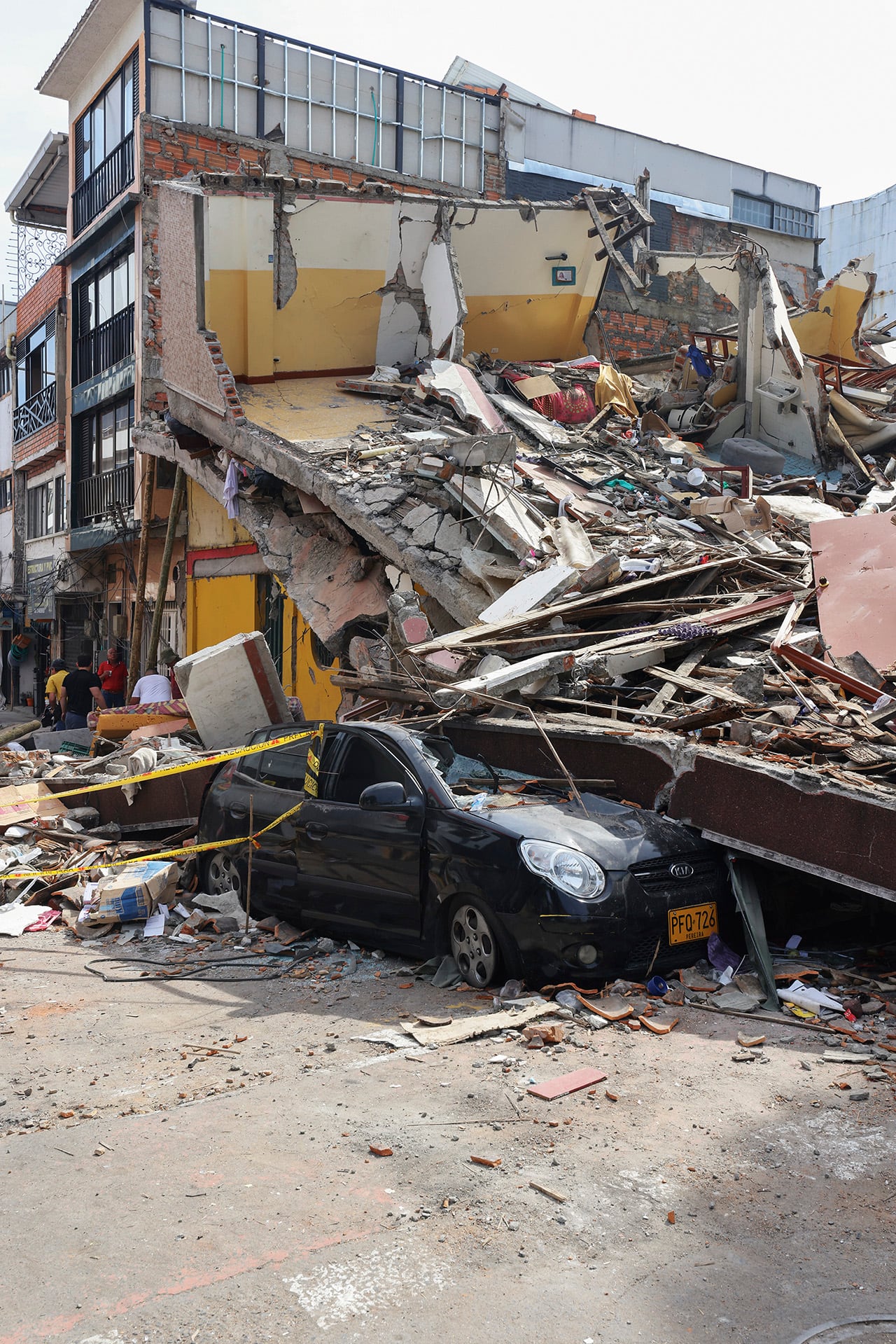 Decenas de edificios en Pereira, capital del departamento de Risaralda, colapsaron o sufrieron serias afectaciones tras el movimiento telúrico.