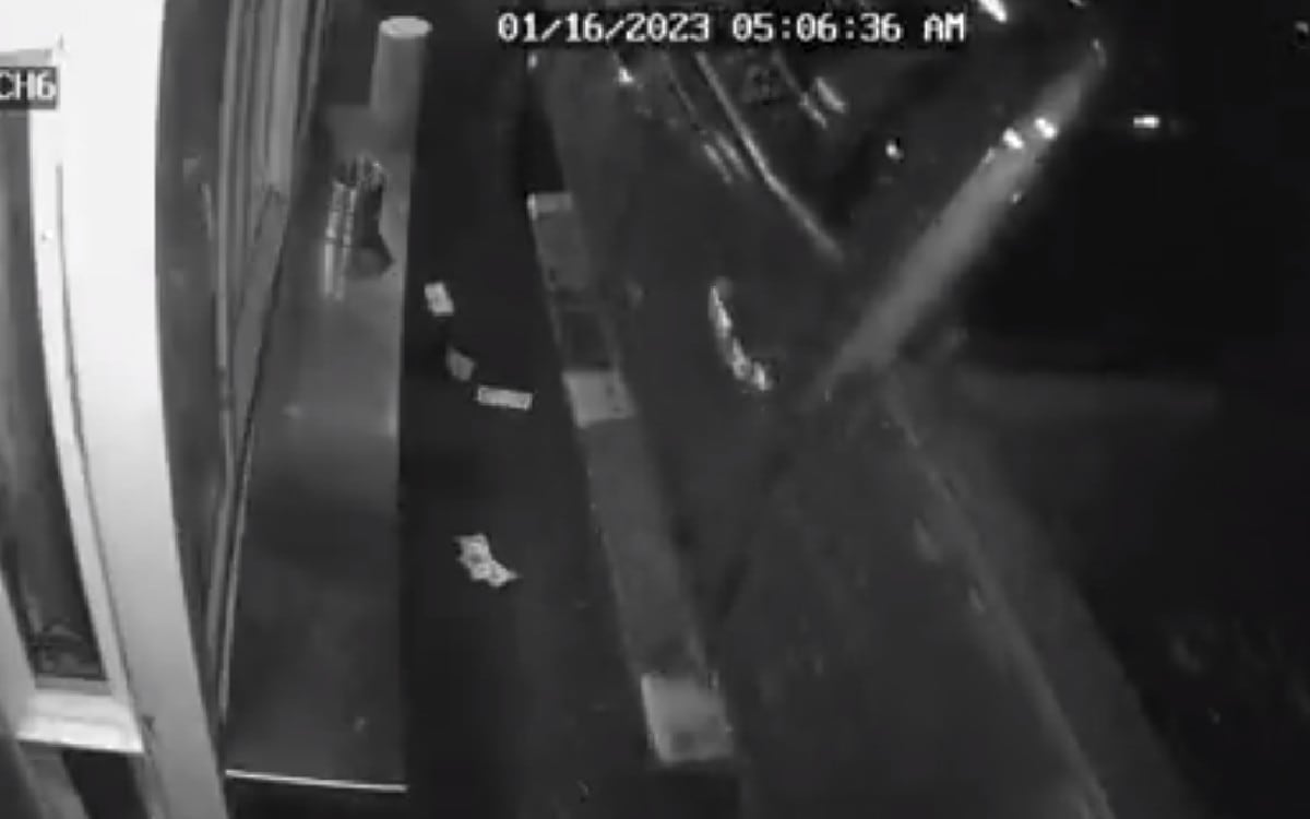 El clip muestra al hombre tirando dinero en efectivo al suelo mientras se aleja del lugar.