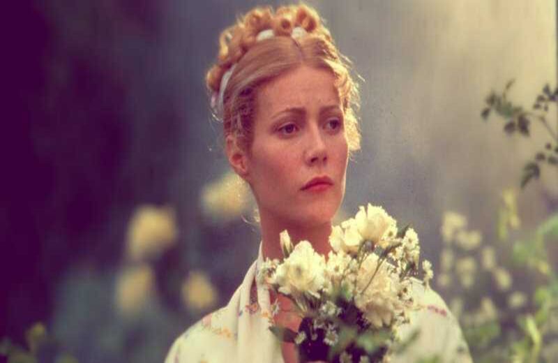 ‘Emma’ (1996). Gwyneth Paltrow le da vida a una heroína que cree saberlo todo, y en realidad no sabe nada. Alegre y testaruda, Emma Woodhouse intenta arreglar las vidas de las que la rodean, sembrando caos y confusión mientras ignora su propio corazón. Pero al final, Austen resuelve hábilmente las vidas de los personajes, entregándoles a todos justo lo que merecen.