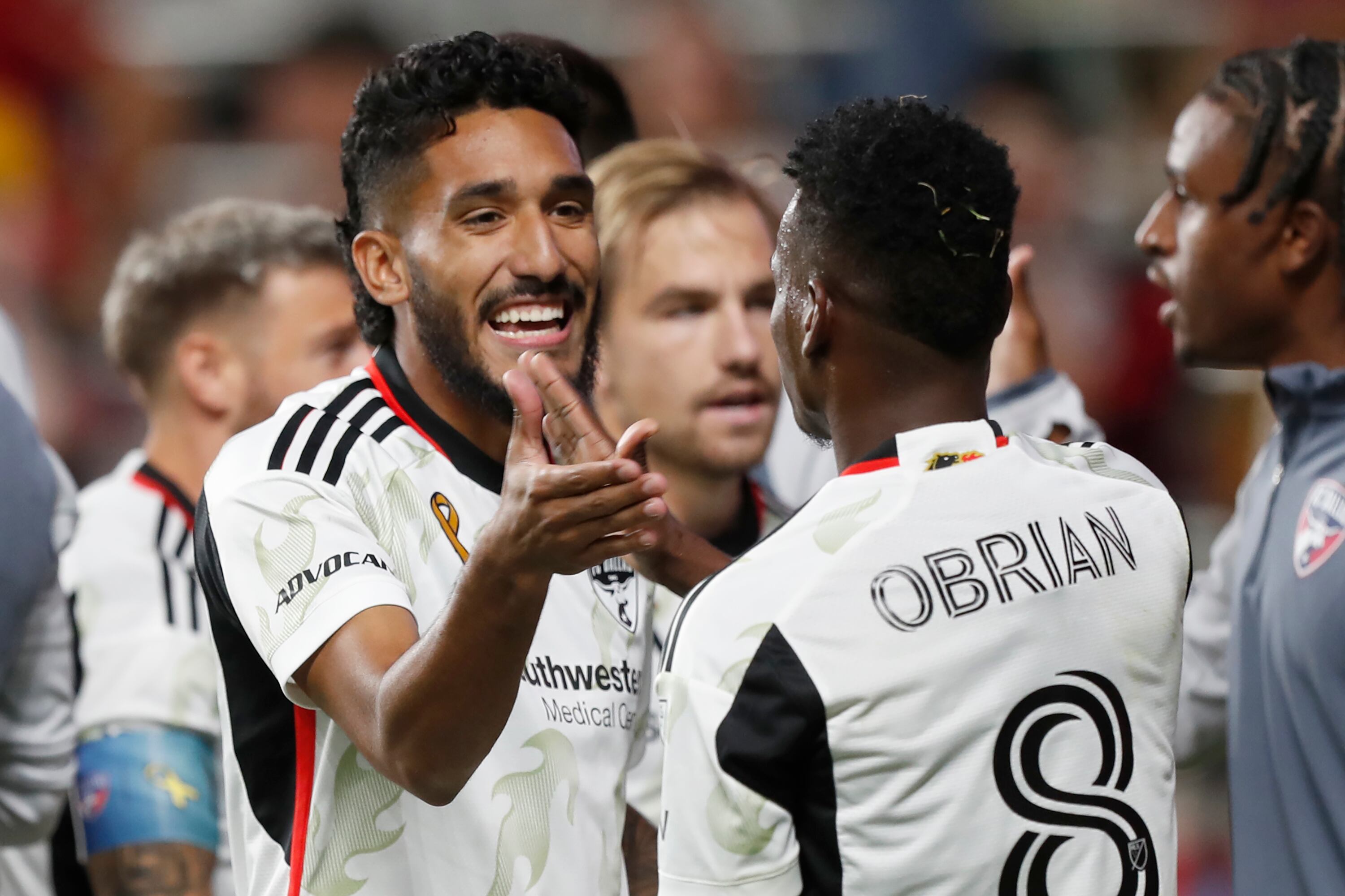 SANDY, UT - 20 DE SEPTIEMBRE: Jesús Ferreira #10 del FC Dallas celebra marcar un gol con su compañero Jader Obrian #8 contra Real Salt Lake durante la segunda mitad de su juego en America First Field el 20 de septiembre de 2023 en Sandy, Utah. (Foto de Chris Gardner/Getty Images)