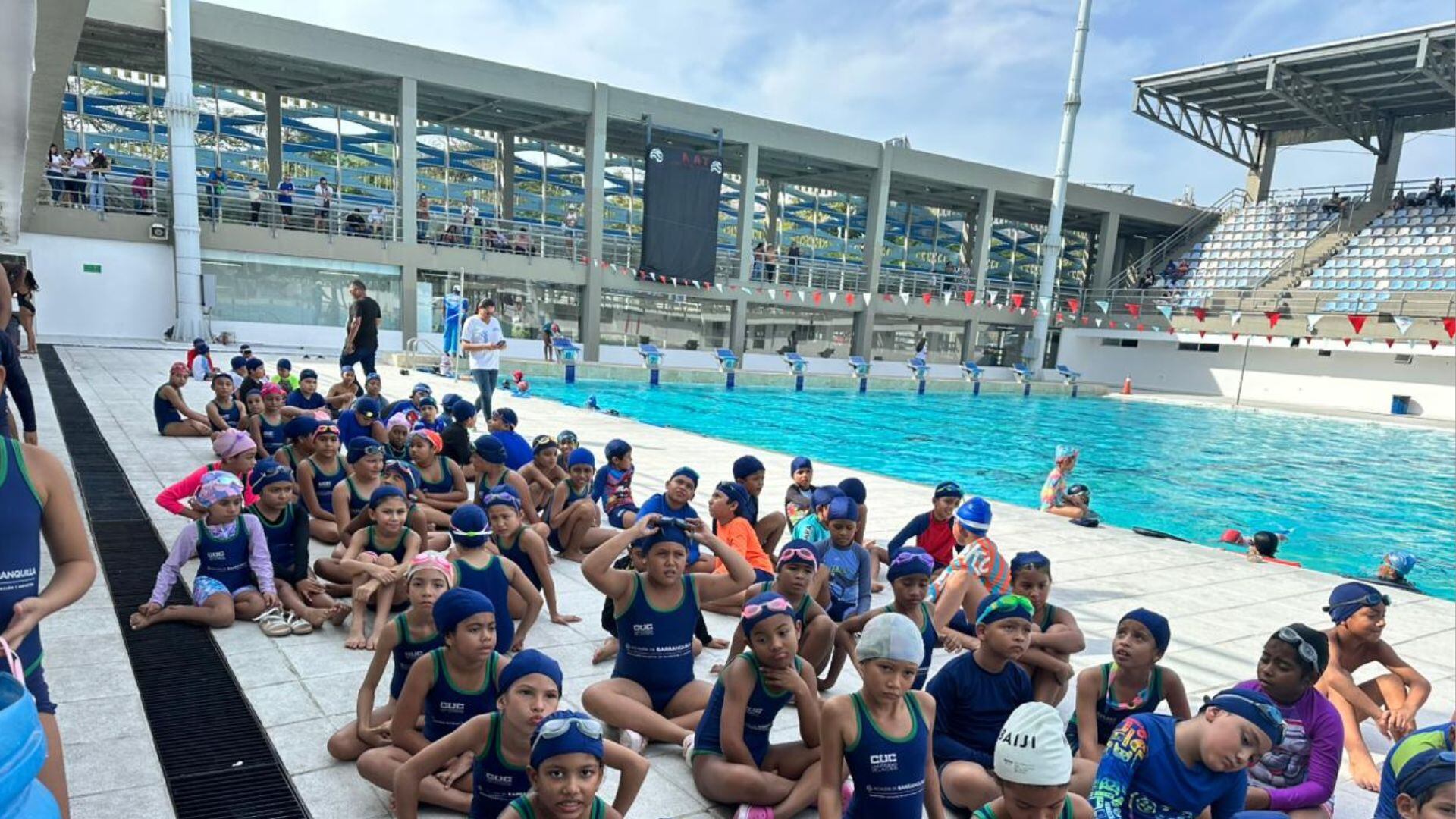 Niños y niñas participan en jornadas de natación como parte de las Escuelas de Formación Deportiva en Barranquilla, un programa que promueve la actividad física y la inclusión desde la infancia.