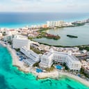 Vista panorámica aérea de la zona hotelera de la ciudad de Cancún en México. Paisaje de la costa caribeña del resort mexicano con playa Playa Caracol y carretera Kukulcan. Riviera Maya en la región de Quintana Roo en la península de Yucatán