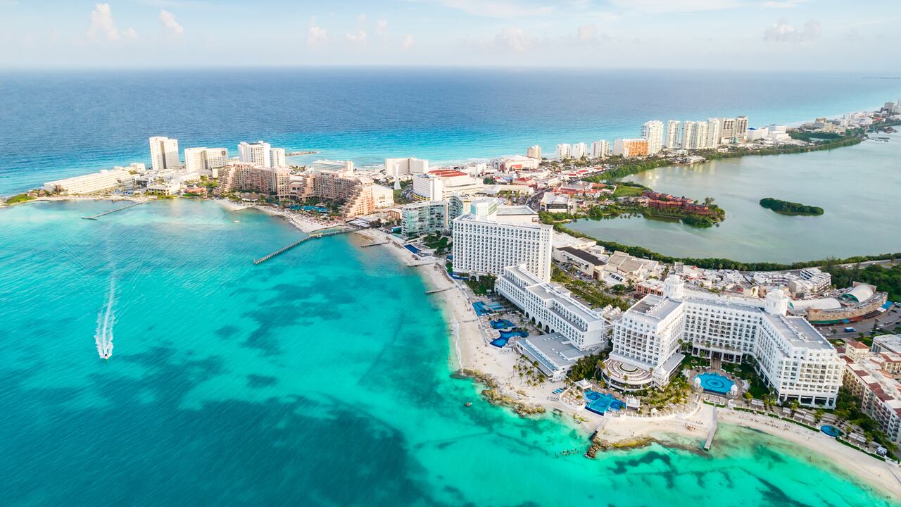 Vista panorámica aérea de la zona hotelera de la ciudad de Cancún en México.