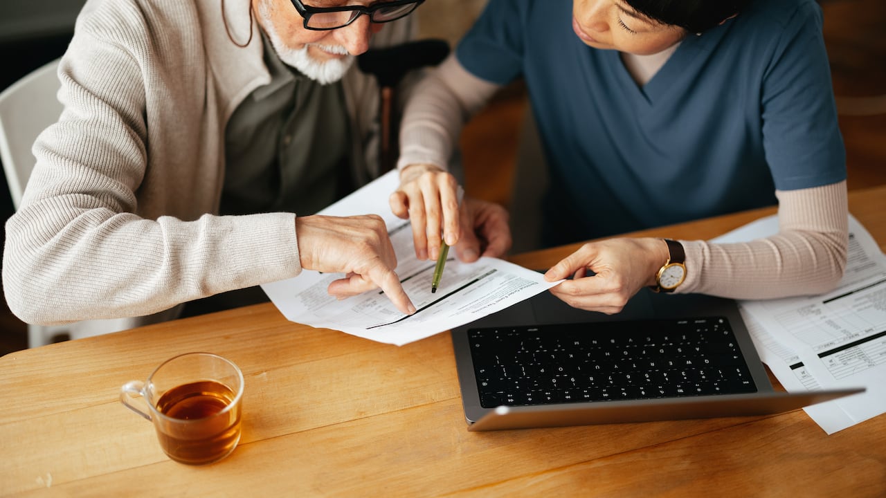 Beneficiarios de Medicare revisan sus opciones de cobertura antes de la inscripción abierta, un periodo clave para comparar costos y redes médicas.