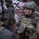 El presidente ucraniano, Volodymyr Zelensky, visita posiciones de combate y se reúne con militares en primera línea con separatistas respaldados por Rusia en la región de Donetsk el Día de las Fuerzas Armadas de Ucrania el 6 de diciembre de 2021. (Foto de Handout / Servicio de prensa presidencial de Ucrania / AFP ) / RESTRINGIDO AL USO EDITORIAL - CRÉDITO OBLIGATORIO "FOTO AFP / servicio de prensa presidencial de Ucrania / folleto " - SIN MARKETING - SIN CAMPAÑAS PUBLICITARIAS - DISTRIBUIDO COMO SERVICIO A LOS CLIENTES