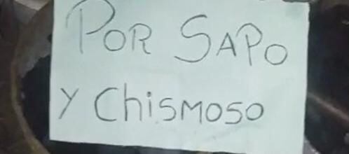 Letrero dejado en el lugar del homicidio.