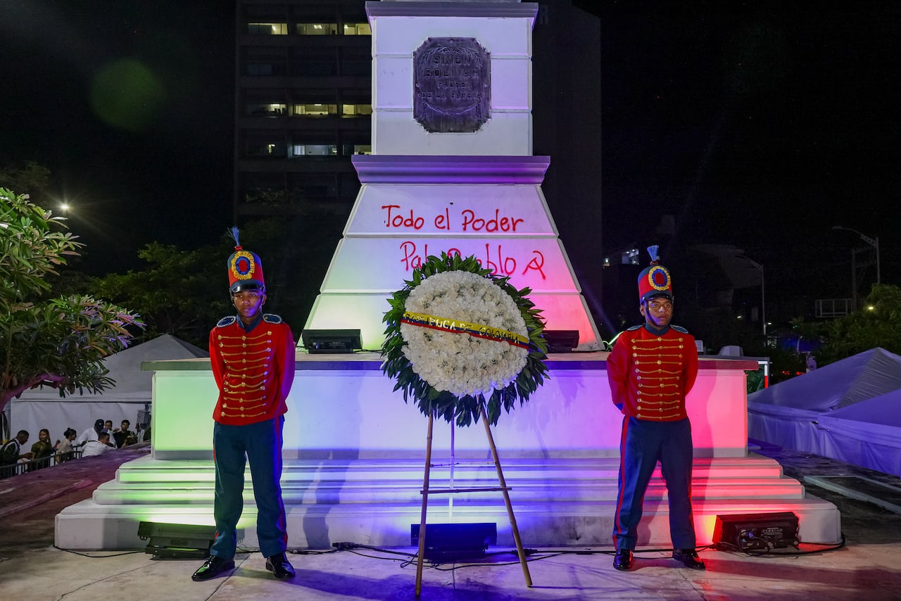 La ofrenda floral en honor a Simón Bolívar, durante el discurso del presidente, Gustavo Petro, en Barranquilla