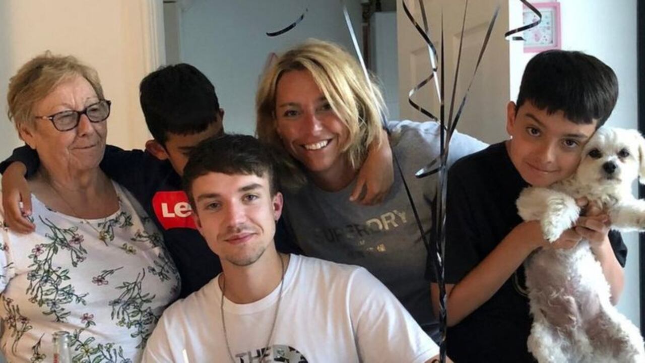 El coronavirus se propagó en toda la familia y todos en la casa dieron positivo.