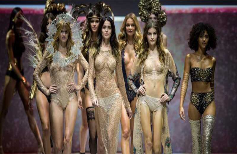 Las colecciones primavera-verano de diseñadores como Etam Lingerie son la sensación en Francia durante la semana de la moda en París.