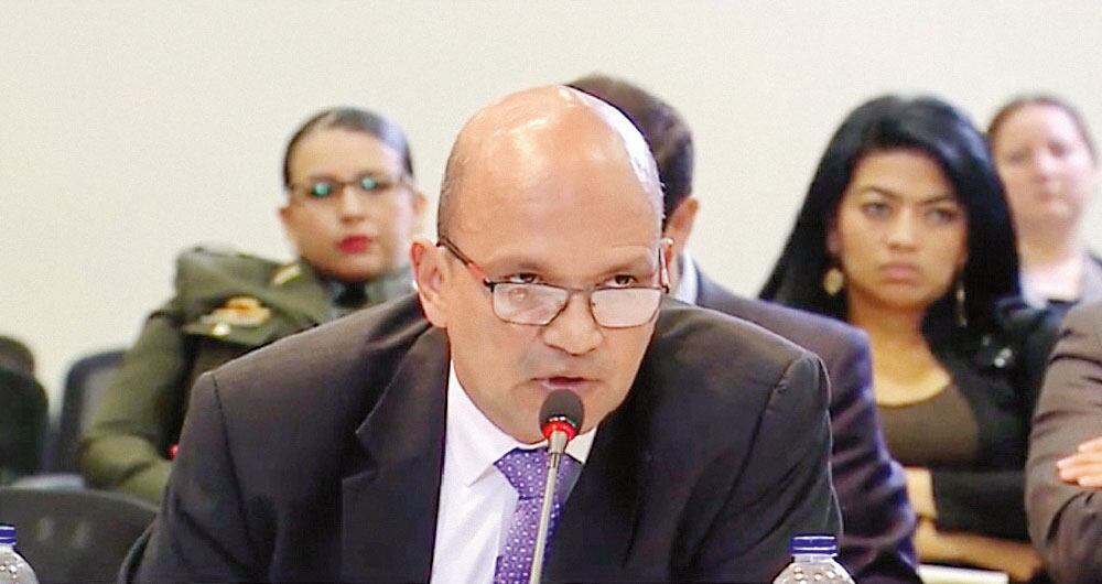 Carlos niño f.Capitán de la Dijín condenado