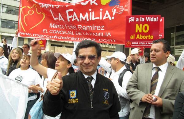 El concejal Marco Fidel Ramirez, del partido PIN, se hizo presente en el acto: "Apoyo incondicionalmente la posición del procurador, es un hombre que defiende la vida, defiende la dignidad humana", aseguró a Semana.com
