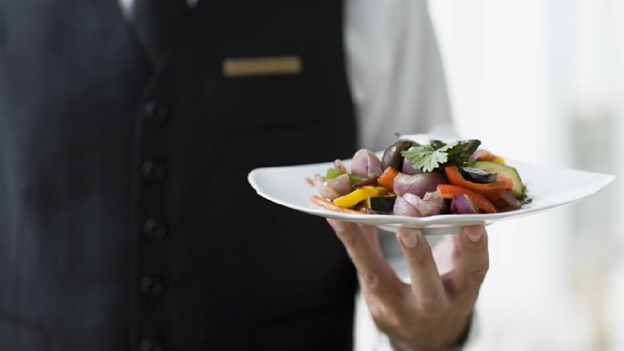 Su segundo trabajo lo comienza a las 9 de la noche (imagen referencia de camarero).