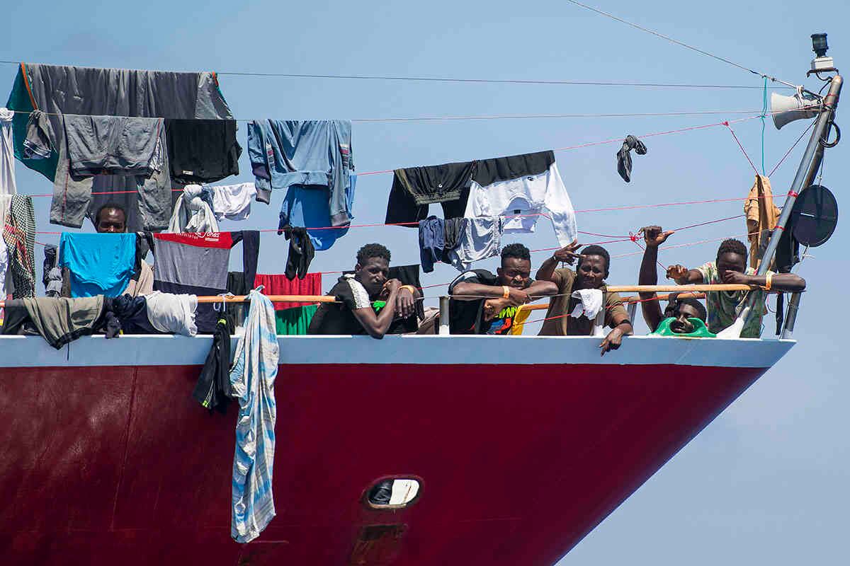  Más de 400 migrantes viven a bordo de cruceros de recreo, flotando en el mar frente a la isla de Malta desde hace semanas. Rescatados de los barcos de los traficantes de seres humanos en varias operaciones en el Mediterráneo central, los migrantes y el gobierno maltés están esperando que los países de la Unión Europea se ofrezcan a recibirlos. Foto: Rene Rossignaud/ AP