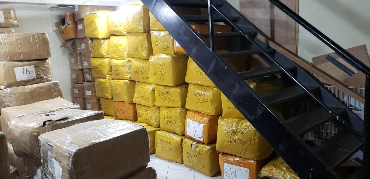 La POLFA y la DIAN propinaron un duro golpe al contrabando de confecciones, calzado y perfumería, en un reconocido centro comercial utilizado para el acopio de mercancías, ubicado en la localidad de Mártires.