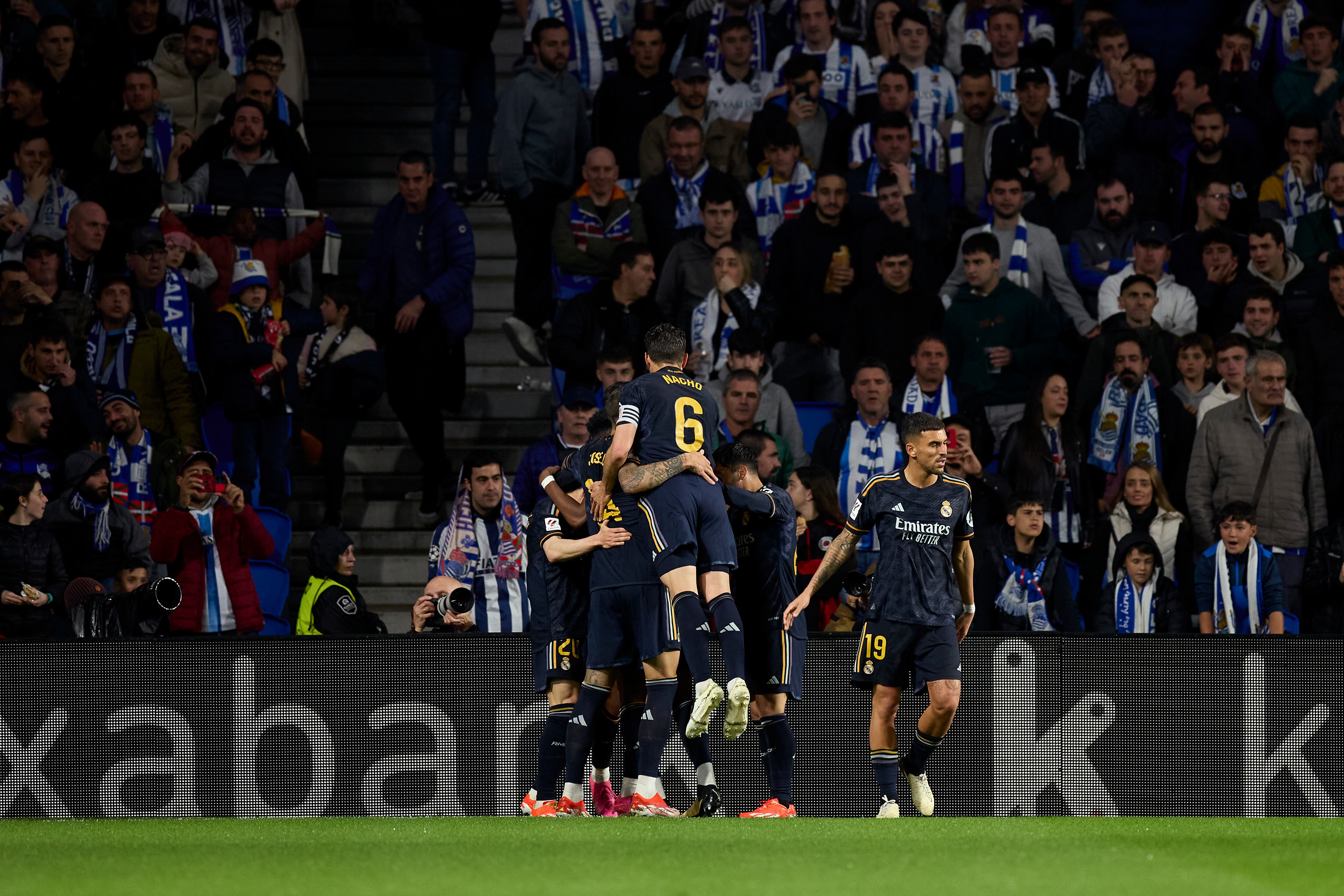 Arda Guler del Real Madrid CF celebra tras marcar el primer gol del equipo durante el partido de LaLiga EA Sports entre la Real Sociedad y el Real Madrid CF en el Reale Arena el 26 de abril de 2024, en San Sebastián, España.