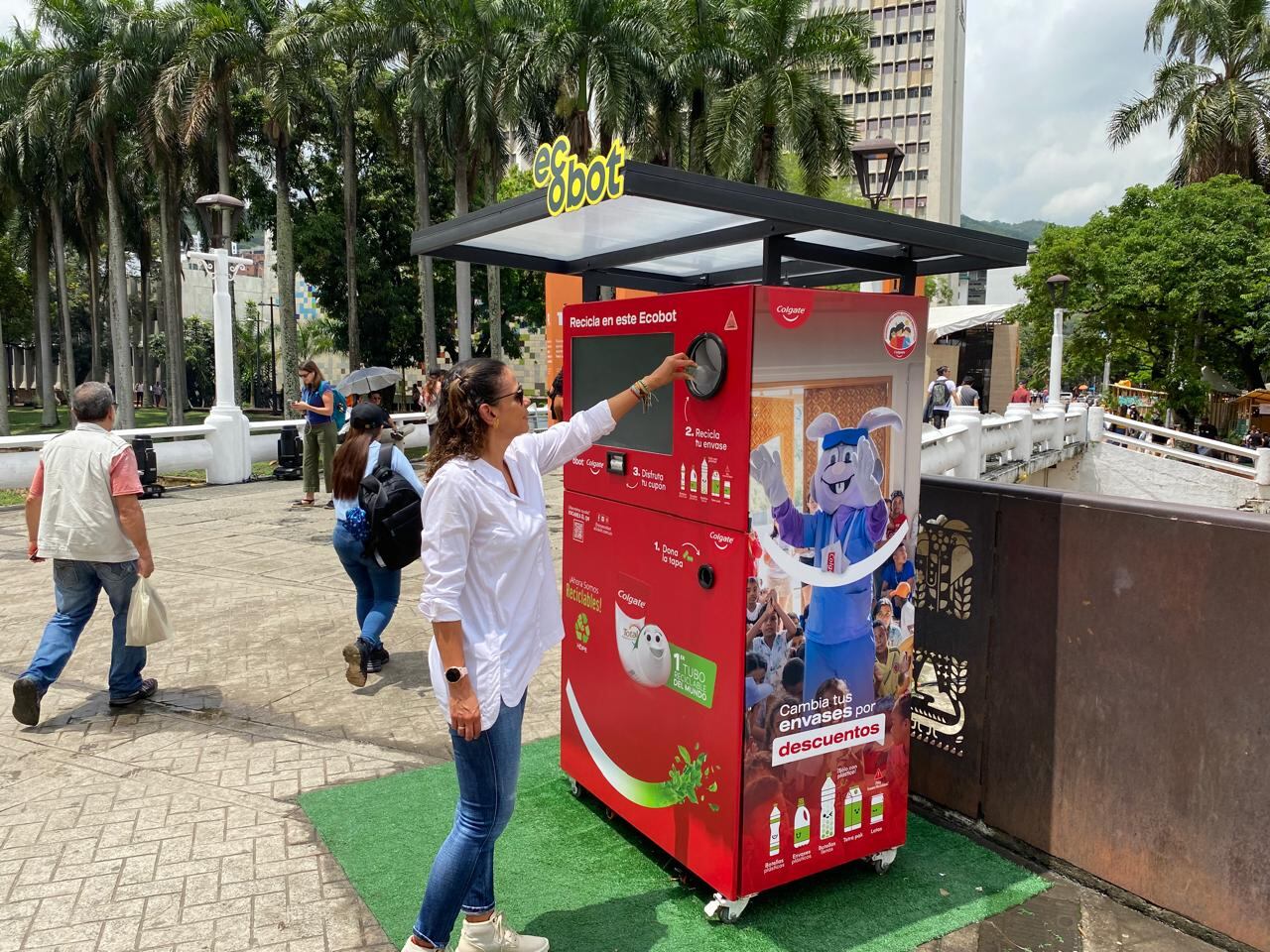 Ecobot es una iniciativa que hoy cuenta con más de cien dispositivos operando en Colombia y Centroamérica, y que ha logrado recolectar cerca de ocho millones de envases.