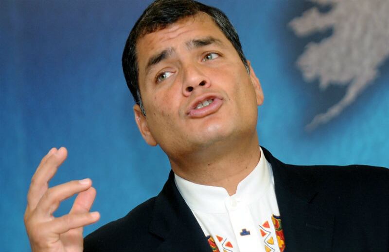  El presidente ecuatoriano, Rafael Correa, ha sido sometido desde 2009 a tres operaciones para curar una antigua lesión en la rodilla derecha. Las dos primeras tuvieron lugar en Cuba (septiembre de 2009 y febrero de 2010) y la última en Quito (septiembre de 2010). Lleva una prótesis permanente de metal en la rodilla derecha.