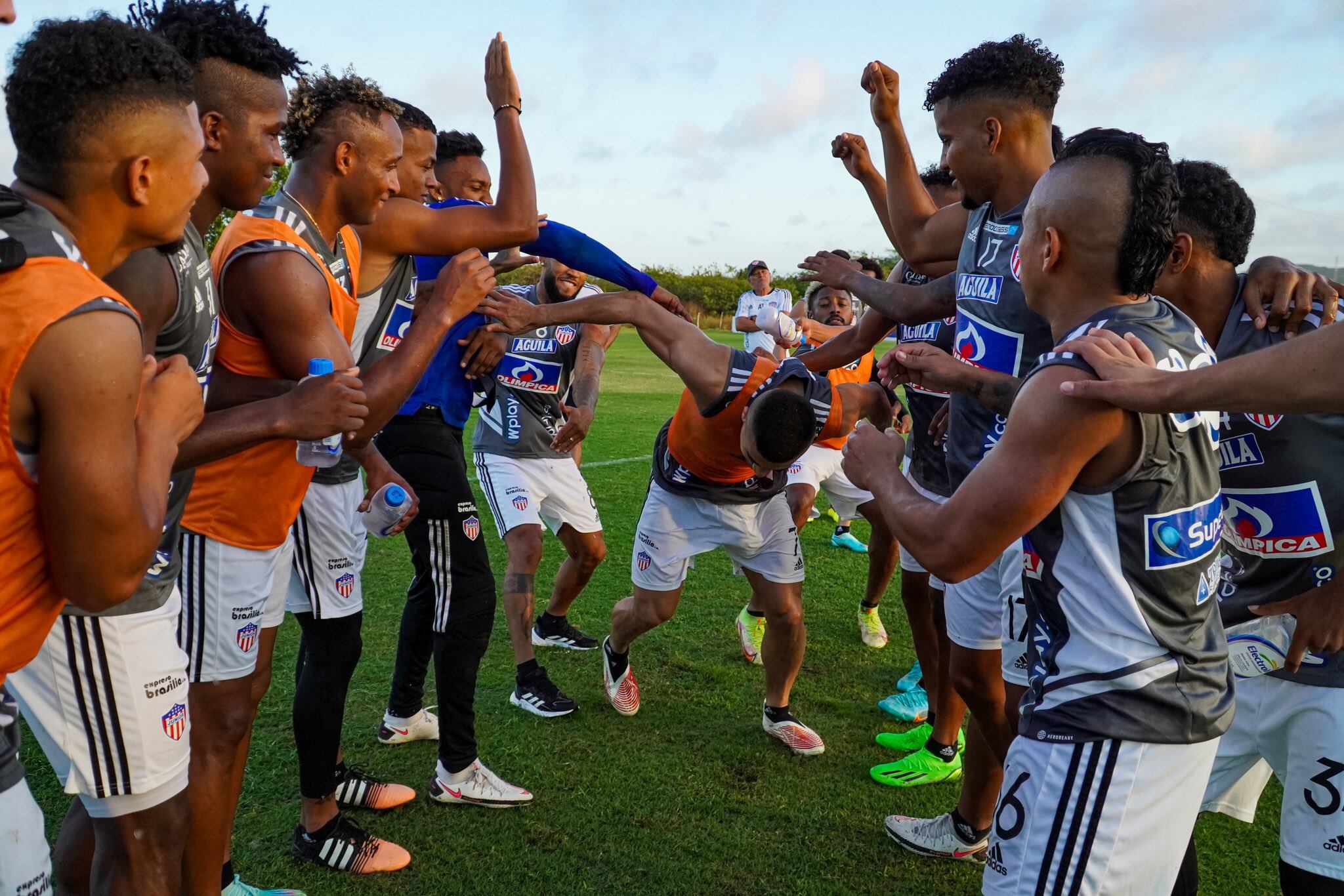 Junior durante el primer entrenamiento de Carlos Sierra como nueva incorporación