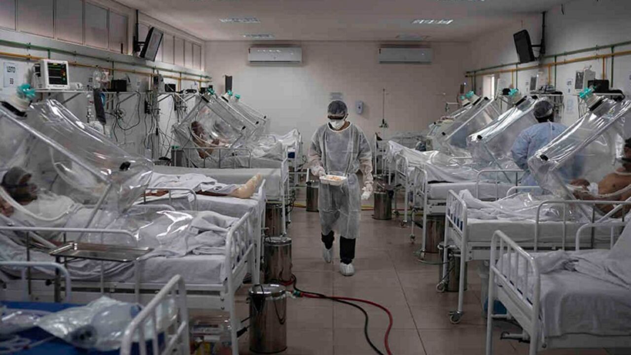 Imagen de archivo de pacientes covid-19 tratados dentro de un sistema de ventilación no invasivo llamado "Cápsula Vanessa", en el hospital municipal de campo Gilberto Novaes, en Manaos. Mayo de 2020. AP