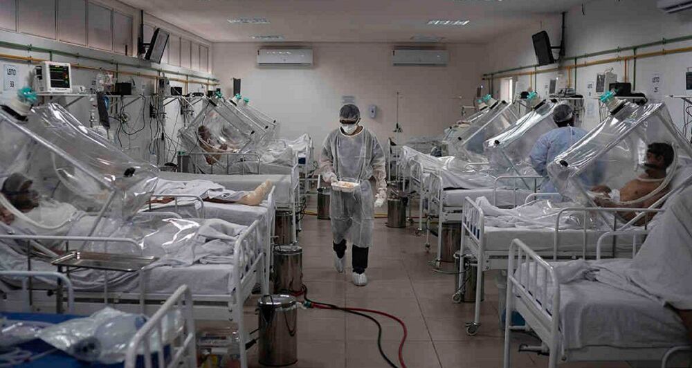 Imagen de archivo de pacientes covid-19 tratados dentro de un sistema de ventilación no invasivo llamado "Cápsula Vanessa", en el hospital municipal de campo Gilberto Novaes, en Manaos. Mayo de 2020. AP