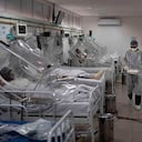 Imagen de archivo de pacientes covid-19 tratados dentro de un sistema de ventilación no invasivo llamado "Cápsula Vanessa", en el hospital municipal de campo Gilberto Novaes, en Manaos. Mayo de 2020. AP