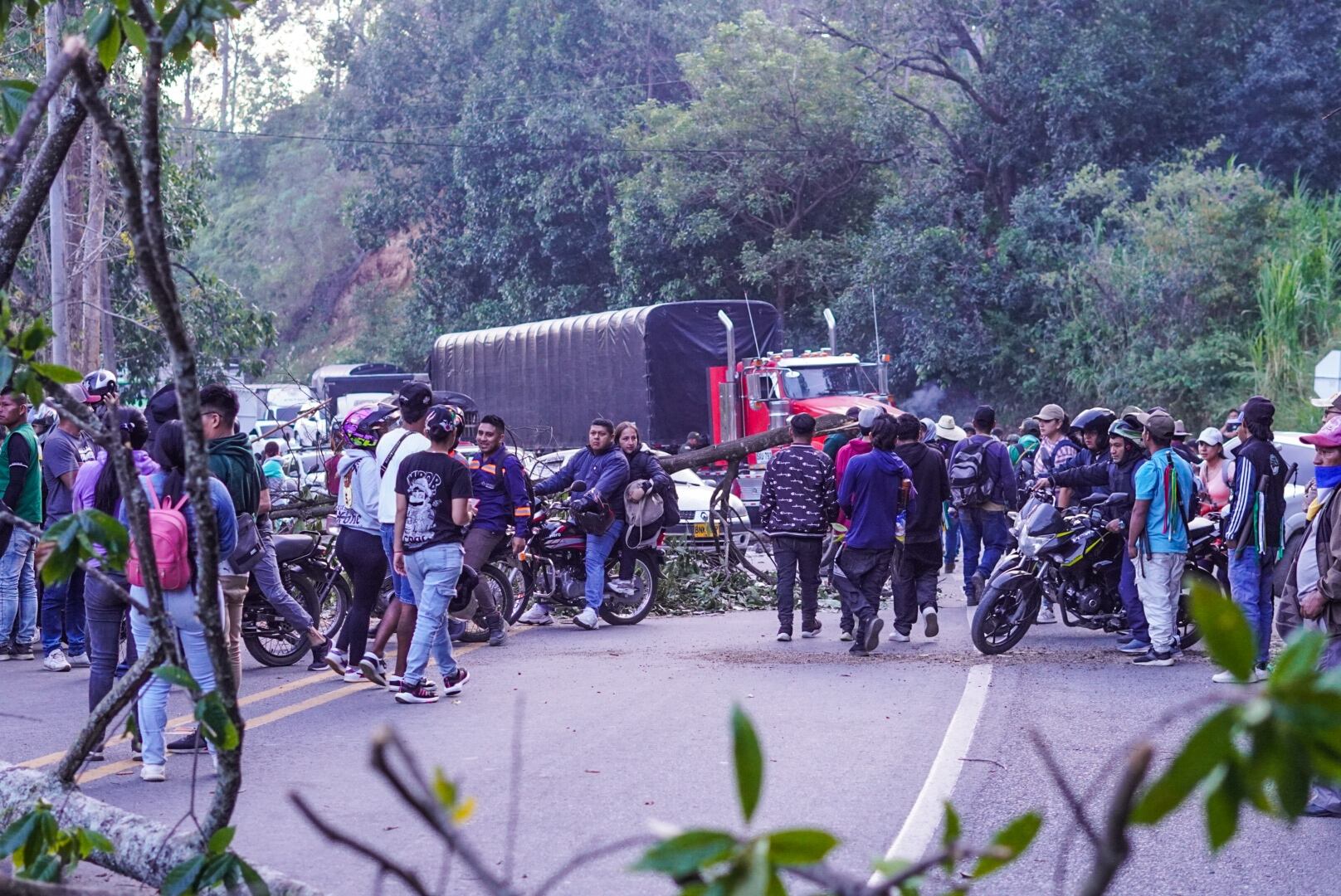 Bloqueo de la via panamericana en Piendamó kilómetro 34 sector Bermejal Cauca por parte de indígenas Misak.