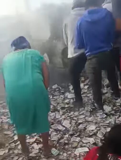 Los antisociales lograron huir, según las primeras informaciones, en una camioneta blanca que poco después dejaron abandonada en el sector La Cachaca, vía que conduce de Riohacha a Santa Marta, envuelta en llamas.