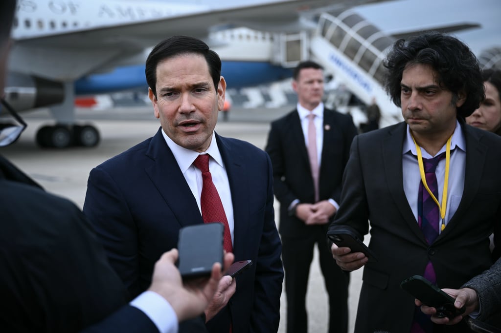 El secretario de Estado estadounidense, Marco Rubio (C), habla con la prensa tras una reunión de ministros de Asuntos Exteriores del G7 con países socios, antes de su partida desde el aeropuerto de Bourget, en las afueras de París, el 27 de marzo de 2026