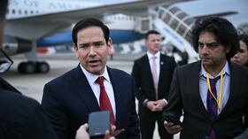El secretario de Estado estadounidense, Marco Rubio (C), habla con la prensa tras una reunión de ministros de Asuntos Exteriores del G7 con países socios, antes de su partida desde el aeropuerto de Bourget, en las afueras de París, el 27 de marzo de 2026