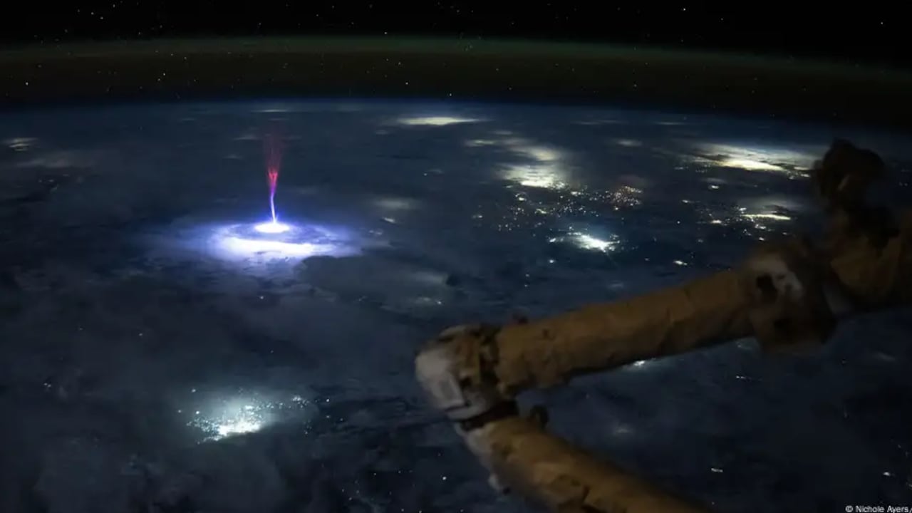 La imagen que parecía un sprite resultó contener un raro chorro gigante, confirmó la NASA.