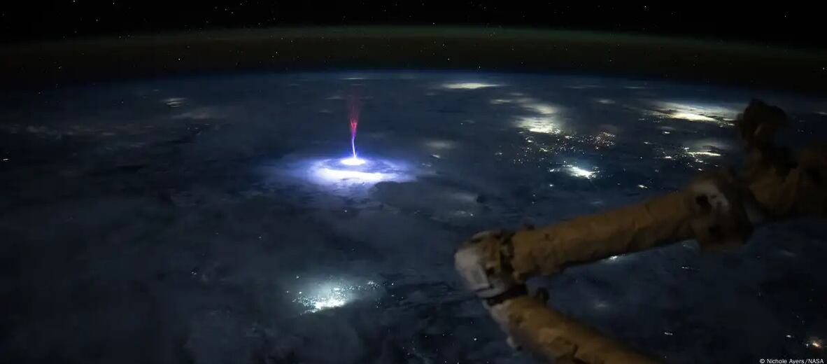 La imagen que parecía un sprite resultó contener un raro chorro gigante, confirmó la NASA.