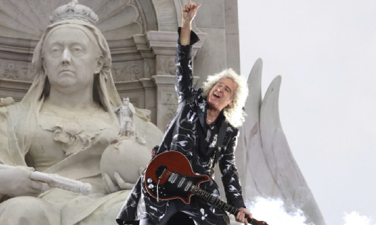 Guitarrista de Queen fue designado 'caballero' por el rey Carlos III de Inglaterra.