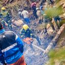 Labores de búsqueda y remoción de escombros en la vía entre La Calera y Bogotá.