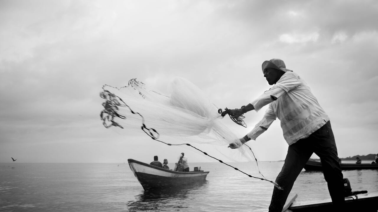 Pescador en La Barra, Juanchaco, Valle del Cauca.