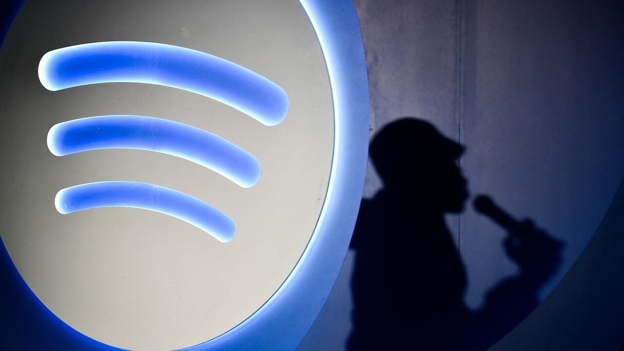 En la imagen, la sombra de Xavier X Jernigan, un anfitrión y DJ nacido de la inteligencia artificial de Spotify, en la presentación de la herramienta más reciente de Spotify en Ciudad de México el 17 de julio de 2024.