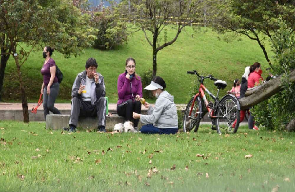 En los gimnasios biosaludables de los parques públicos se debe usar gel antibacterial, alcohol o lavarse las manos y evitar tocarse el rostro. Foto: Alexandra Ruiz/SEMANA
